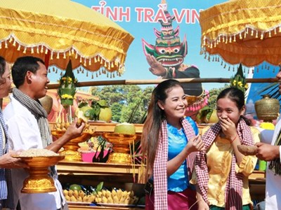 Cùng đồng bào Khmer vui hội Ok Om Bok