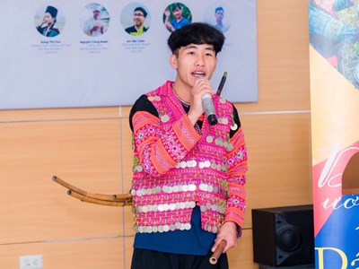 Chàng trai người Mông làm giàu từ văn hóa