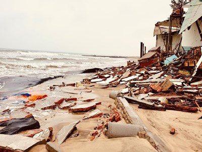 Bờ biển Cẩm An bị sạt lở toàn tuyến do mưa bão dồn dập