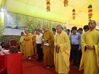 Lễ cầu siêu tại hang Tám Thanh niên xung phong và đường 20 Quyết Thắng