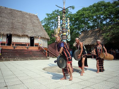 Giữ gìn nghề dệt thổ cẩm của người Cơ Tu gắn với phát triển du lịch