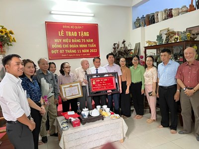 Nguyên Phó Tổng Biên tập Báo Văn Hóa được trao tặng Huy hiệu 75 năm tuổi Đảng