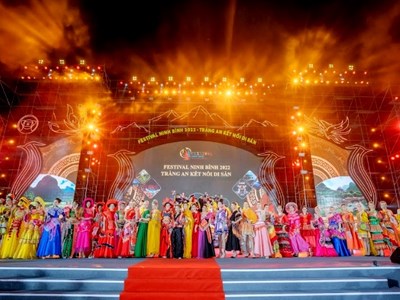 Hoa hậu Du lịch Thế giới 2022 trình diễn trang phục thổ cẩm tại Ninh Bình