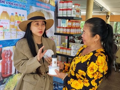 Cô gái trẻ đưa hạt muối Sa Huỳnh vươn xa