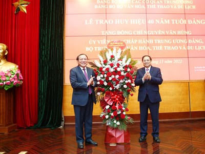 Thủ tướng dự Lễ trao Huy hiệu 40 năm tuổi Đảng tặng Bộ trưởng Bộ VHTTDL Nguyễn Văn Hùng