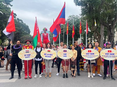 Diễu hành, biểu diễn nghệ thuật xiếc quốc tế trên tuyến phố đi bộ Hồ Gươm