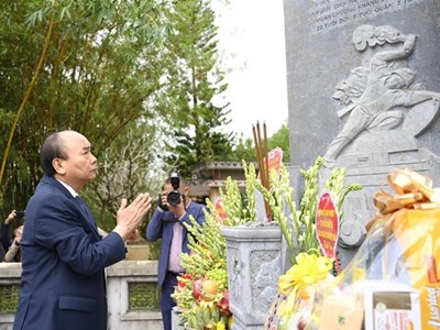 Chủ tịch nước dâng hương tưởng niệm nữ sĩ Hồ Xuân Hương