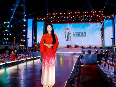 Mãn nhãn với bộ sưu tập áo dài "Dấu ấn vàng son"