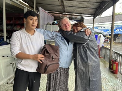 Du khách Pháp xúc động khi nhận lại túi xách có giá trị từ tài xế taxi
