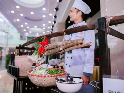 Đại sứ và các nhà ngoại giao hào hứng trải nghiệm phở tại Nam Định