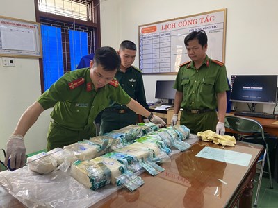 Chất rắn dạng tinh thể màu trắng trôi dạt vào bờ biển Quảng Ngãi là ma túy