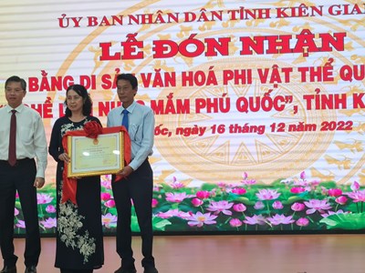 Nghề làm nước mắm Phú Quốc nhận Bằng di sản văn hóa phi vật thể quốc gia