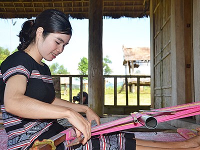 Cô gái Hrê nỗ lực quảng bá thổ cẩm Làng Teng