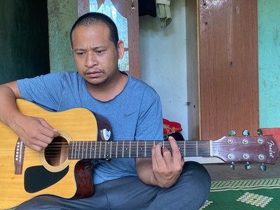 Chàng “ca sĩ khờ” và ước mơ chữa khỏi bệnh để đi hát