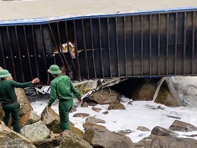 Xác định chủ các container chứa thiết bị điện lạnh ở khu vực biển Quảng Ngãi