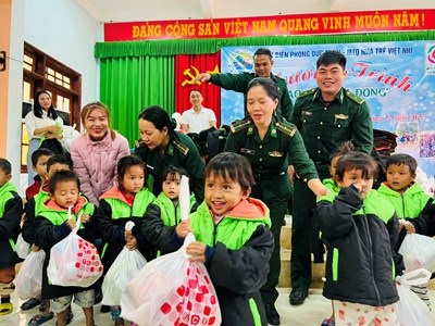 “Sưởi ấm” mùa đông cho trẻ em vùng cao