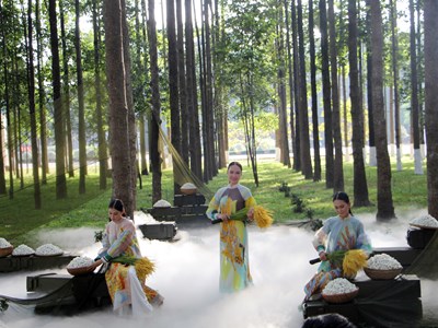 Trình diễn di sản áo dài trong chương trình thời trang nghệ thuật Lính và lụa