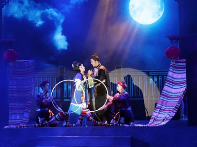 Sân khấu truyền thống nhộn nhịp mùa cuối năm