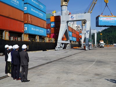 Mở tuyến vận tải container nội địa đầu tiên đến Cảng Chân Mây
