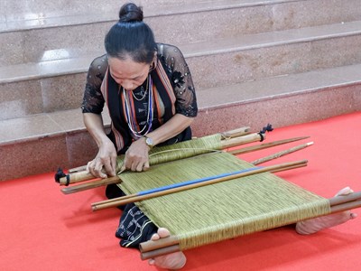 Đà Nẵng bảo tồn nghề dệt thổ cẩm của người Cơ Tu