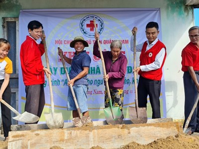 An toàn cho ngư dân và Tết Nhân ái cho người nghèo