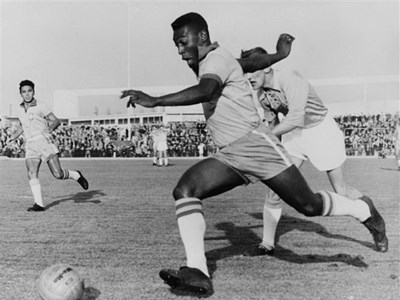 FIFA thực hiện nghi thức treo cờ rủ để tưởng nhớ 'vua bóng đá' Pele