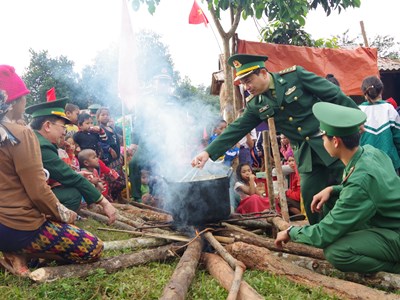 Mang “Xuân biên phòng-Ấm lòng dân bản” lên với đồng bào A Rem, Ma Coong