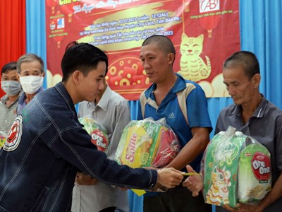 Nghệ sĩ vận động kinh phí trao quà Tết đến người nghèo ở Tiền Giang và Bến Tre