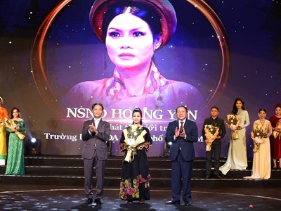 Vinh danh các nghệ sĩ tiêu biểu lĩnh vực nghệ thuật biểu diễn năm 2022: Trang trọng và xúc động