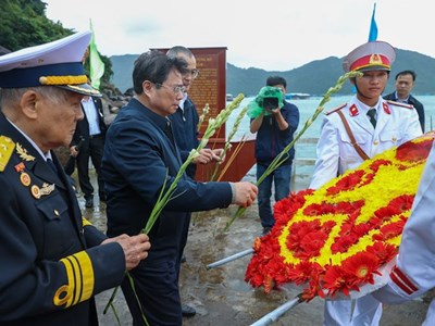 Thủ tướng dâng hương và thả hoa tại Di tích lịch sử Bến tàu Không số Vũng Rô