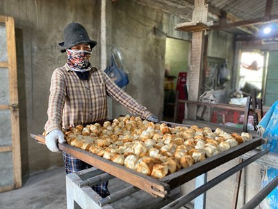 Rộn ràng không khí Tết ở làng bánh truyền thống