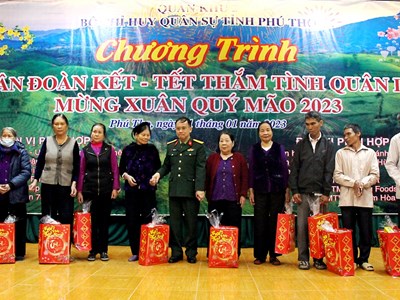 Ấm áp chương trình “Xuân đoàn kết - Tết thắm tình quân dân” ở Phú Thọ
