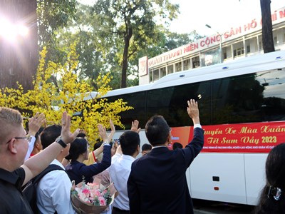 “Chuyến xe mùa xuân” đưa 2.000 sinh viên, người lao động về quê đón Tết