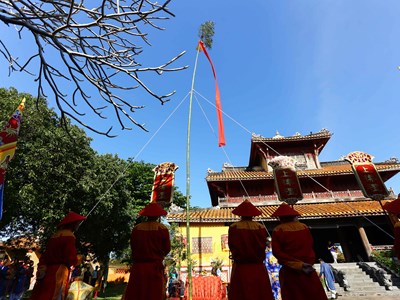 Dựng nêu đón Tết ở khu di sản Huế