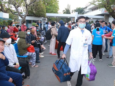 “Chuyến xe yêu thương” đưa hàng trăm bệnh nhân nghèo về quê đón Tết