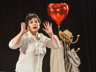 Sân khấu “tươi sống”, sân khấu “đóng hộp”