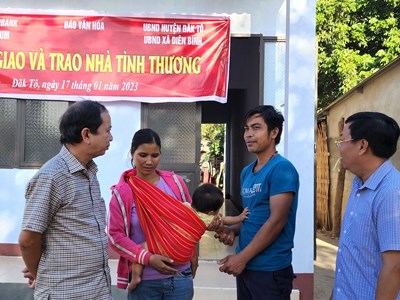 Báo Văn Hóa trao nhà tình thương cho hộ nghèo DTTS