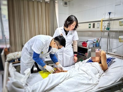 Lại thêm nam thiếu niên dập nát bàn tay phải do pháo tự chế phát nổ