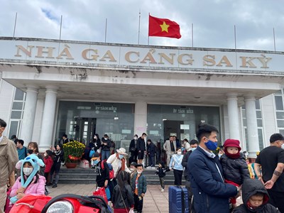 Chuyến tàu cuối năm đưa người dân về đảo Lý Sơn đón Tết