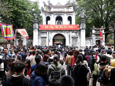 Văn Miếu - Quốc Tử Giám thu hút hàng nghìn lượt du khách tham quan