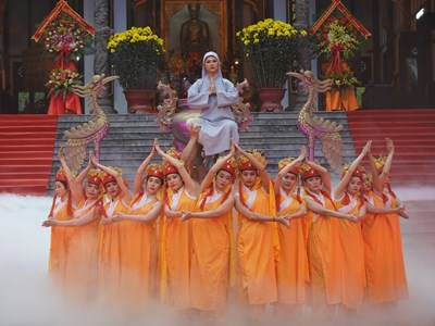 Khai hội đền Huyền Trân tại Huế