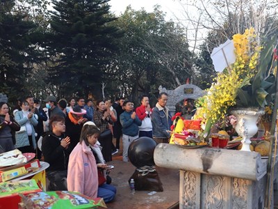 Thanh Hoá: Hàng nghìn du khách đổ về đền Nưa – Am Tiên ngày khai hội