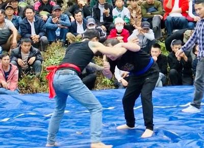 Sôi nổi giải đấu vật truyền thống ở lễ hội Vua Mai