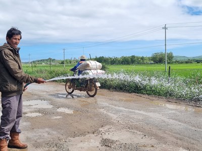 Đường mới cấp phối xong đã hỏng, tiềm ẩn nhiều nguy cơ tai nạn