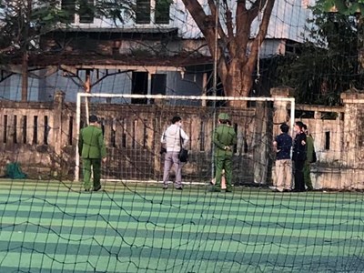 Hy hữu: Một nam sinh tử vong do cầu môn ngã đổ, đè trúng