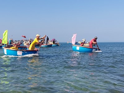 Sôi nổi Lễ hội đua thúng của ngư dân Quảng Ngãi