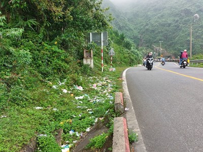 Phản cảm hình ảnh rác thải trên đường lên di tích quốc gia Hải Vân Quan