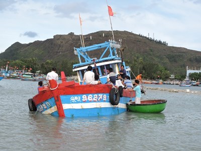 Tàu cá chìm ở vùng biển Hoàng Sa, 4 ngư dân thoát chết