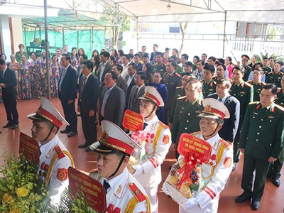 Dâng hương tại nhà thờ gia đình Trung tướng Đồng Sỹ Nguyên