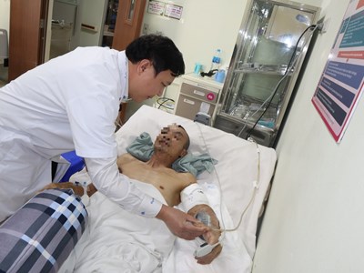 Xuyên đêm nối cánh tay đứt rời cho người bệnh